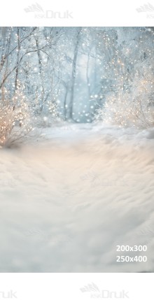 Tło świąteczne zimowy las z ośnieżonymi drzewami i światełkami | B_1337